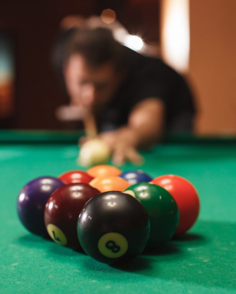 player-breaks-a-pyramid-in-billiards-.jpg